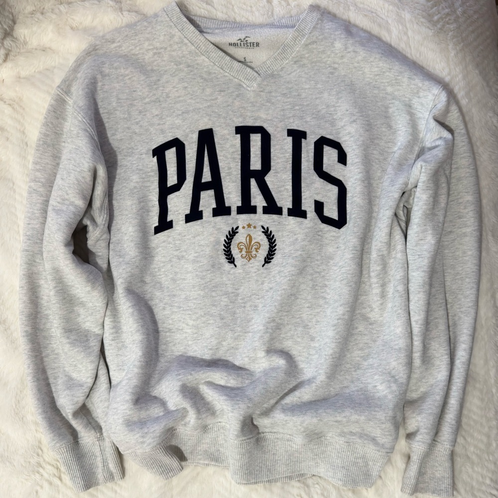 Hollister “Paris” Graphic Sweatshirt. Light Grey. Size S.